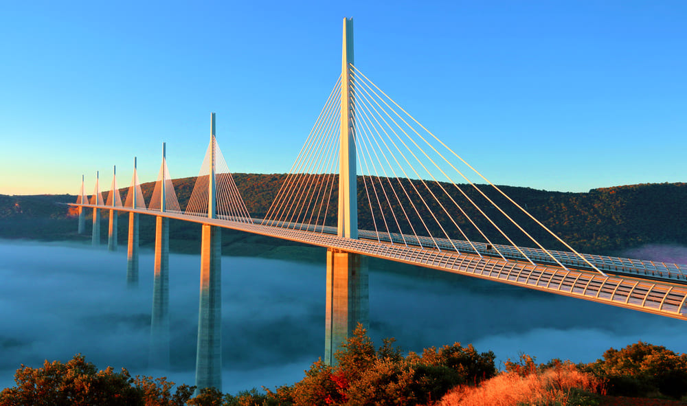 image du viaduc de Millau sur la brume